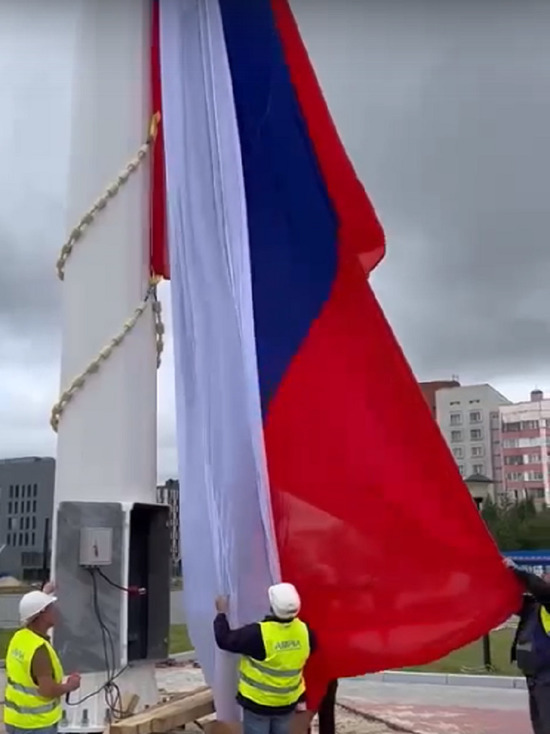 Самый большой флаг РФ на Ямале устанавливают в Новом Уренгое