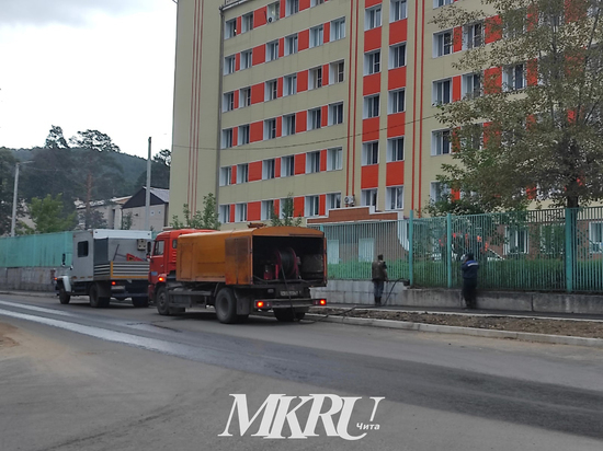 Зловонный поток канализации течёт по Ленинградской и Нечаева в Чите