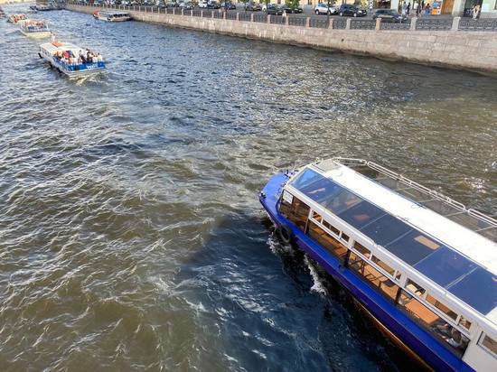 Речным трамвайчикам и катерам запретили кататься по Неве во время парада на День ВМФ