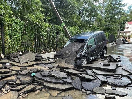 В Сочи во время потопа пострадали 90 машин и 28 домов