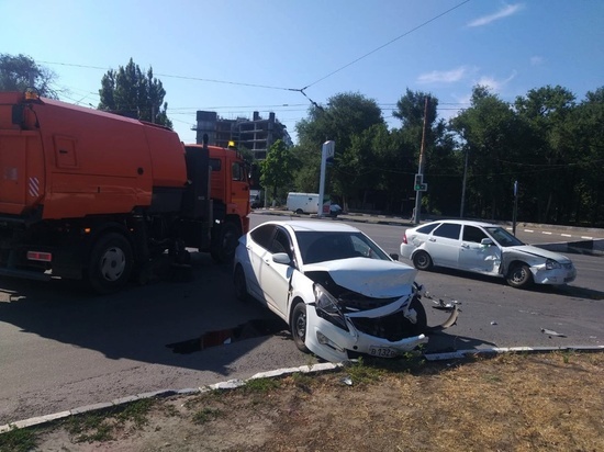 В Ростове 26-летняя пассажирка иномарки пострадала в лобовом ДТП