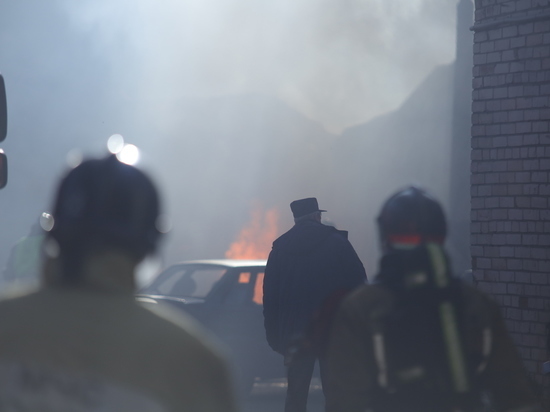 Заброшенное здание на Днепропетровской вспыхнуло 25 июля, огонь тушат более 70 человек