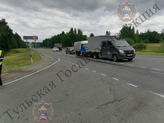 Два человека пострадали при столкновении "Лады" с грузовиками на трассе М-2 в Туле