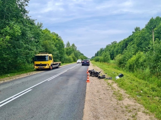 Мотоцикл без водителя протаранил иномарку в Батецком районе