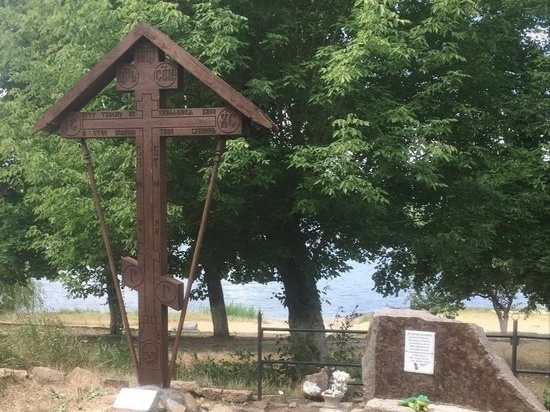 В Зугрэсе установили крест в память о погибших в 2014 году