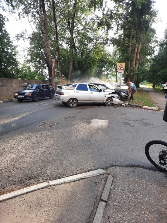 В Твери на улице Склизкова столкнулись Opel и «ВАЗ»: есть пострадавший
