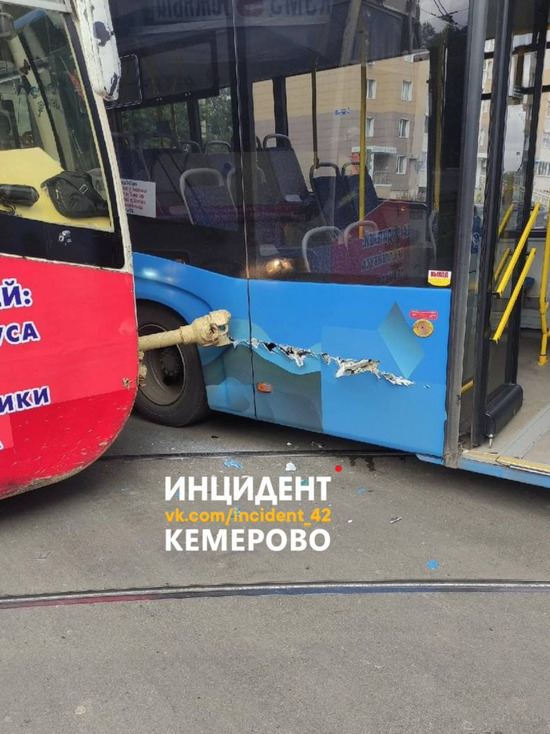 В Кемерове не поделили дорогу трамвай и автобус