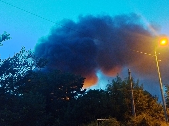 В Буденновском районе Донецка горит нефтебаза: ФОТО