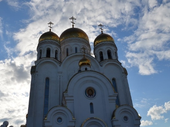 В Красноярске входные двери храма Рождества Христова повредили вандалы