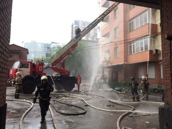 Пожар охватил балконы 13-этажного здания в Железнодорожном районе Новосибирска