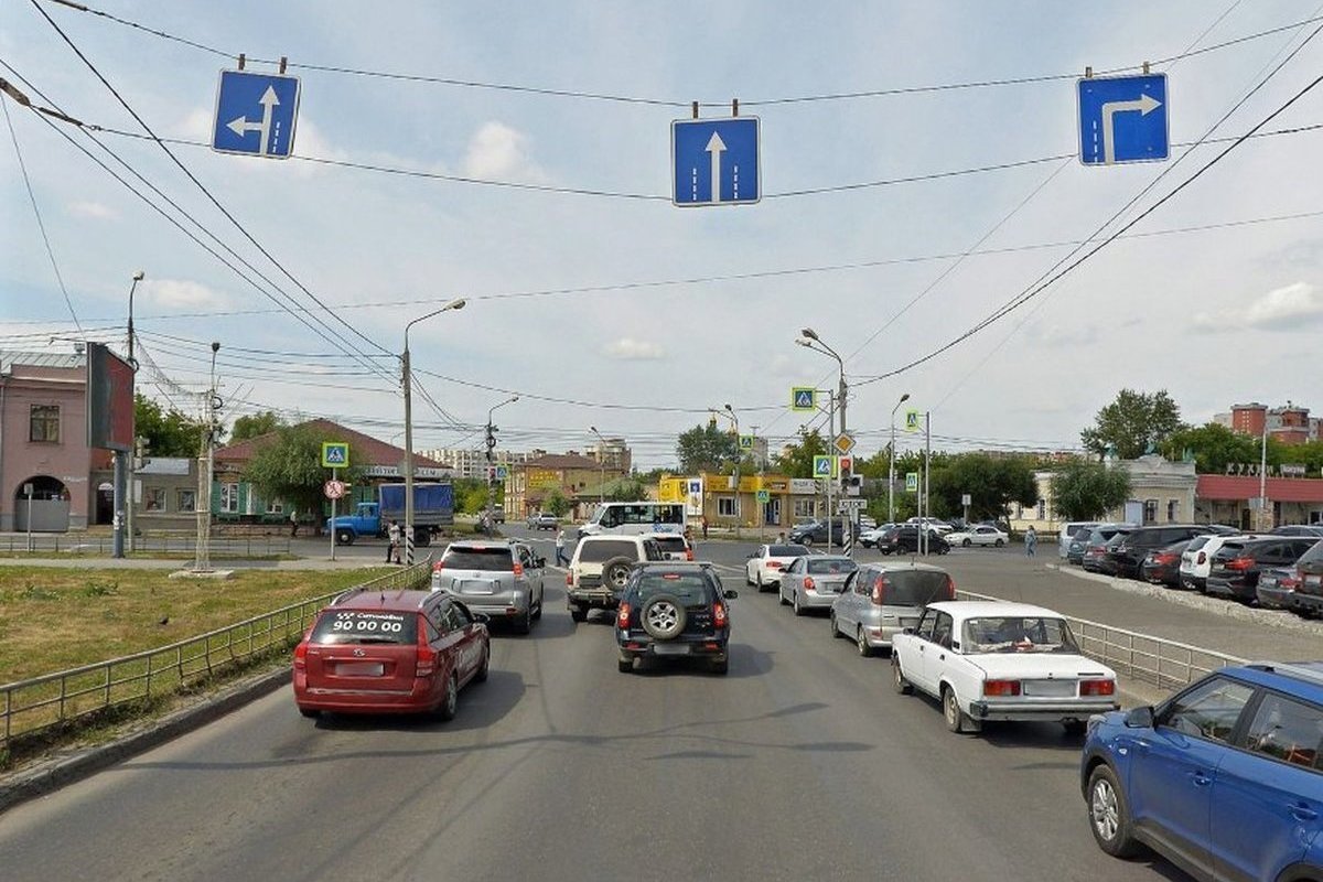 Поменять омск. Перекресток Булатова Герцена. Перекрёсток Герцена Булатова Омск. Движение по полосам в городе. Перекресток автомобильный.