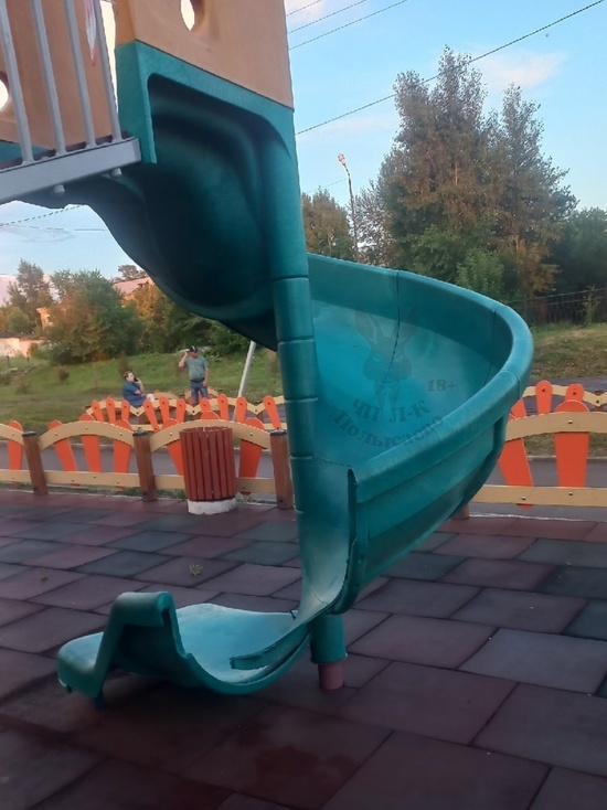 Опасную детскую горку в кузбасском городе убрали после вмешательства прокуратуры