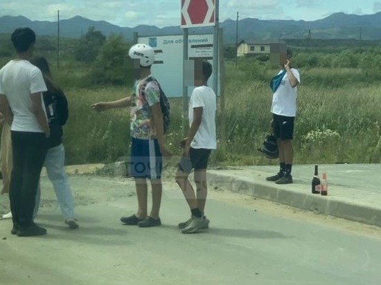 Подростки в нетрезвом виде катались на мопеде в Южно-Сахалинске