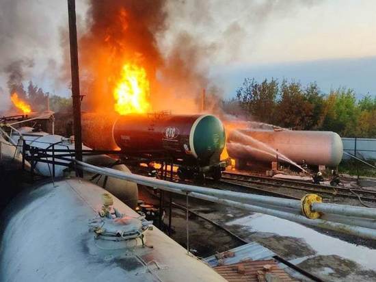 Пожар на нефтебазе в Донецке удалось локализовать