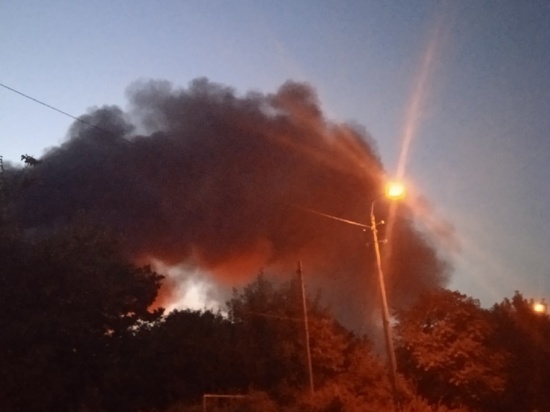 Почти сотня пожарных тушила возгорание на нефтебазе в Донецке