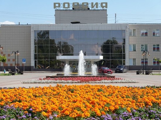 Несколько сотен однолетников расцвели на главной площади Серпухова