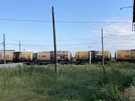 В нескольких километрах от Саратова потекла цистерна с серной кислотой