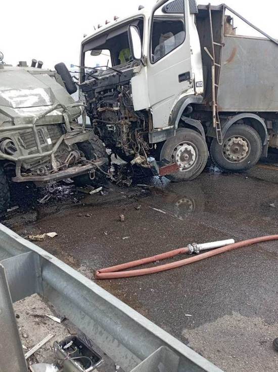 Фура протаранила бронеавтомобиль на смоленской трассе по пути к Пскову, есть пострадавшие