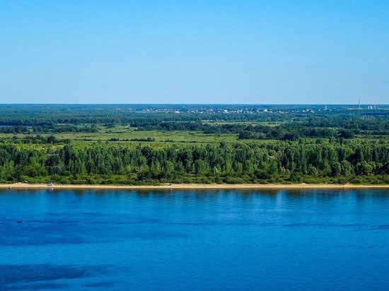 В Новочебоксарске женщину с тремя детьми занесло течением на матрасе по Волге