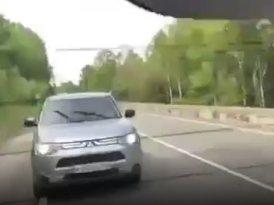 В Иркутской области водитель несколько раз протаранил машину с детьми