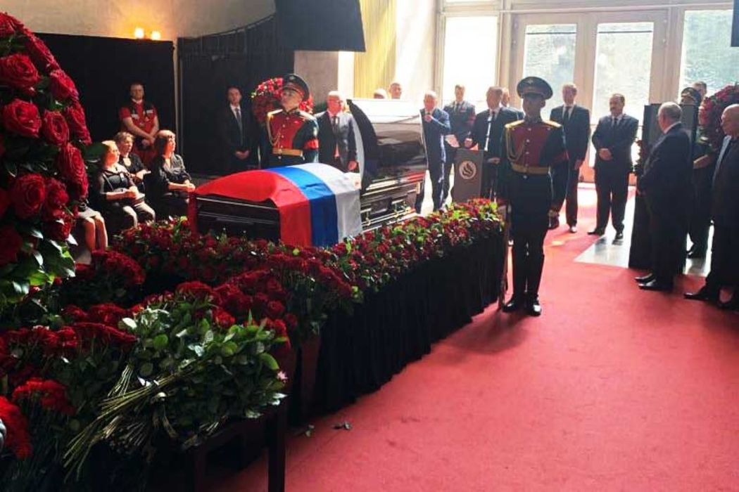 Трагичные кадры похорон: в Москве простились с директором тульского КБП Дмитрием Коноплевым