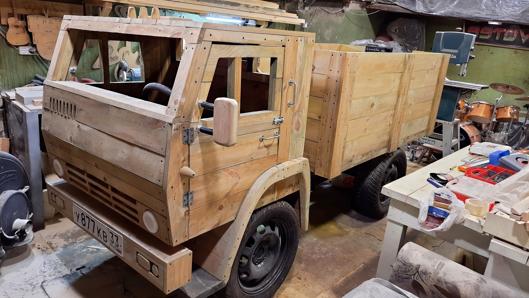 Житель Коврова делает реалистичные грузовики из дерева