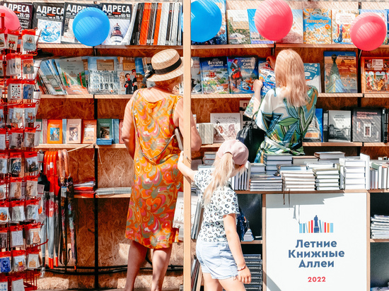 «Книжные аллеи» в Петербурге с начала июня посетили около 30 тысяч человек