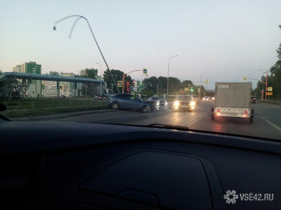 Водитель повредил опору освещения в Кемерове
