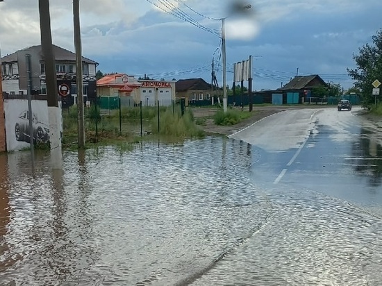 Вода из испарительного бассейна на Ивановской в Чите затопила дорогу