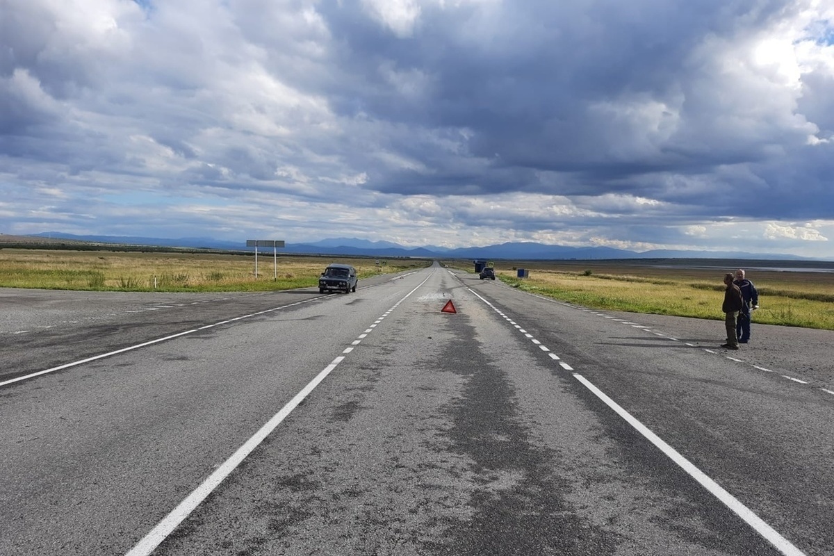 Абакан саяногорск. Дорога Абакан Саяногорск. Трасса. Автодорога. Машина на трассе.