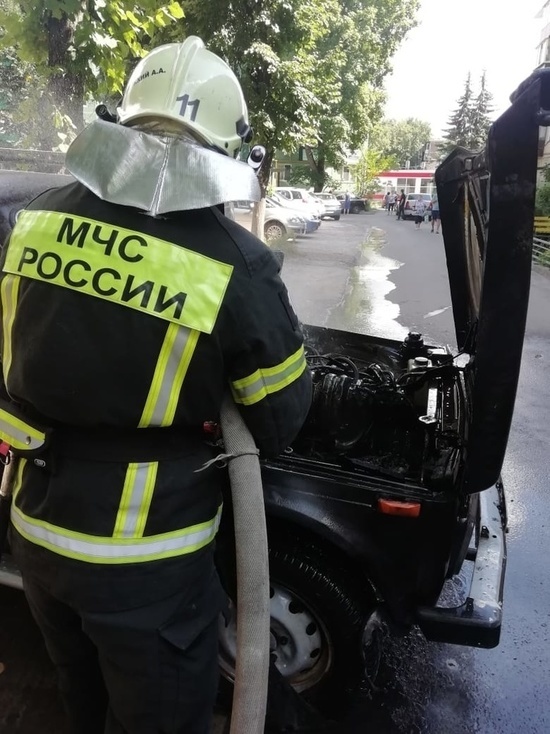 В Железногорске Курской области горел внедорожник «Нива»