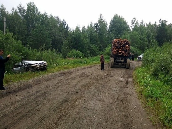 Два подростка погибли в столкновении ВАЗ и лесовоза на свердловской дороге