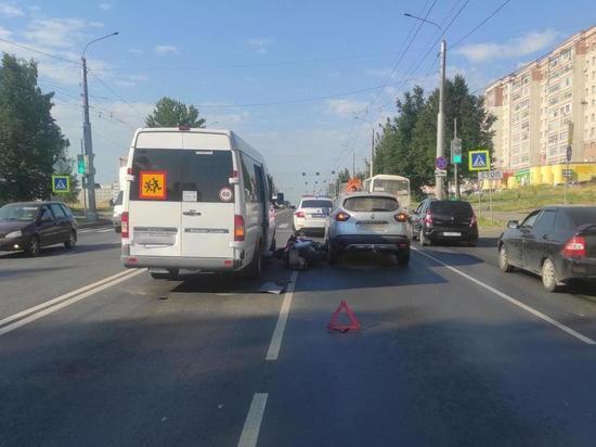 В Костроме мотоциклист протаранил маршрутку и «Рено»