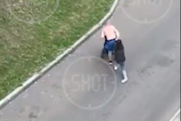 пытался украсть ребенка. мужчина в магазине. пытался украсть ребенка. ребенка пытаются похитить. похищение ребенка в кафе.