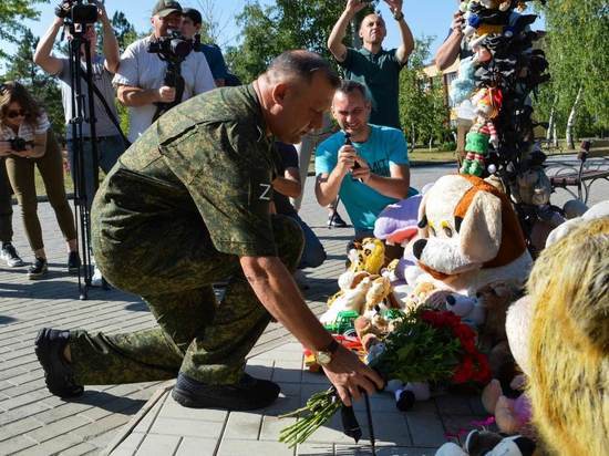 На Аллее Ангелов в Донецке почтили память погибших детей