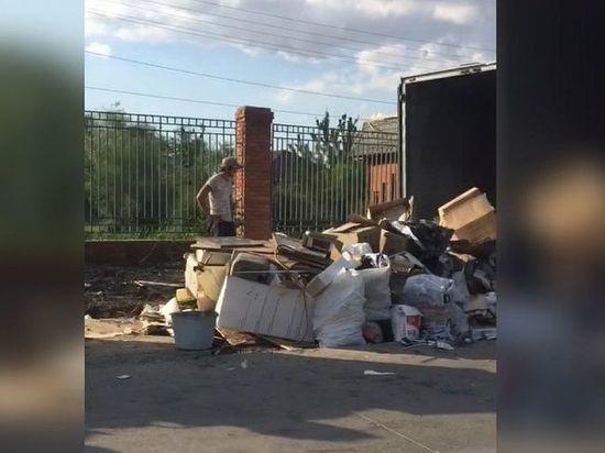 В Краснодаре оштрафовали водителя грузовика, выбросившего хлам на улице