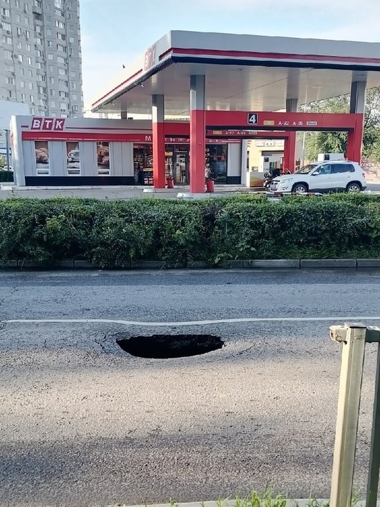 Воронежцы обнаружили "черную дыру" прямо на проезжей части улицы Урицкого