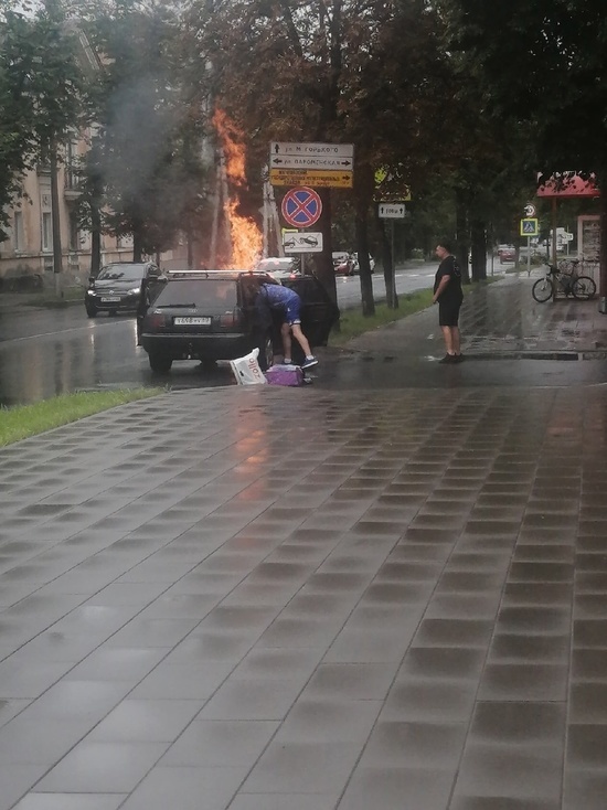 Легковой автомобиль горит в Пскове на улице Максима Горького