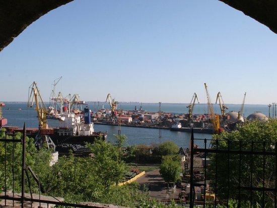Порты Украины возобновили работу