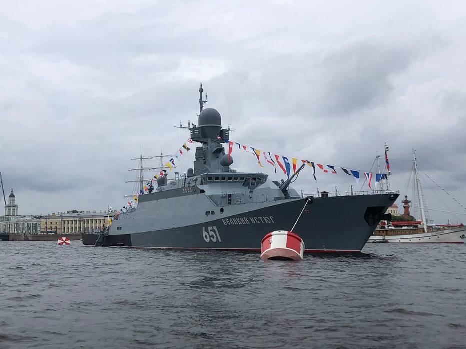 «Триумф», «Надежда» и «Россия»: какие корабли увидят петербуржцы в День ВМФ