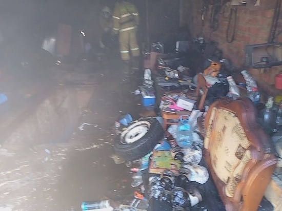 В Большесолдатском районе в гараже сгорела легковушка ВАЗ-2110