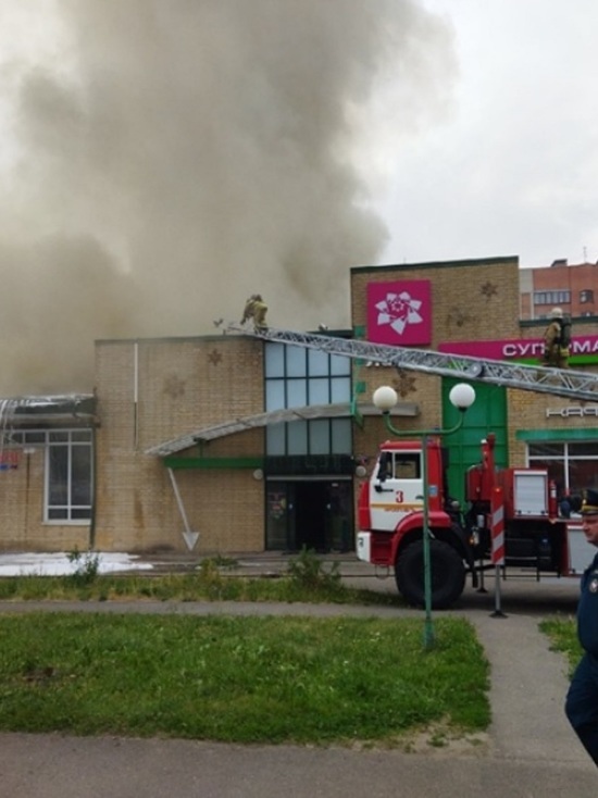 В Ярославле горит продуктовый супермаркет