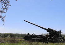 В украинских социальных сетях появилось видео с перемещением в зоне специальной военной операции на железнодорожных платформах партии крупнокалиберных самоходных гаубиц 2С7 «Пион»