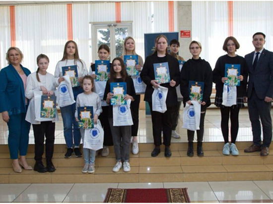 Молодежь Ульяновска и Феодосии, "соединяя берега", объединяет Россию