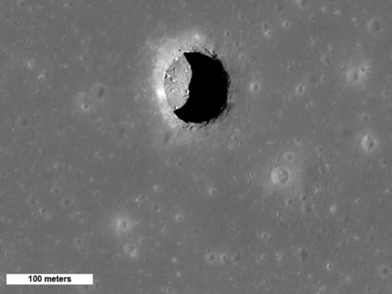 Учёные NASA нашли на Луне пещеры с комфортной для человека температурой