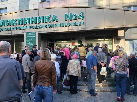 Выстроились на улице: огромная очередь в поликлинику повергла в шок жительницу кузбасского города