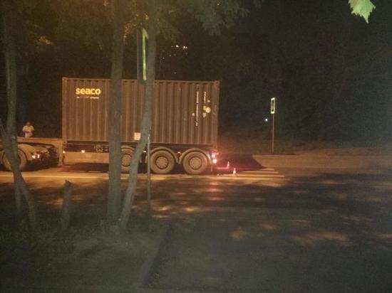 Тяжелый грузовик переехал пешехода в Новосибирске