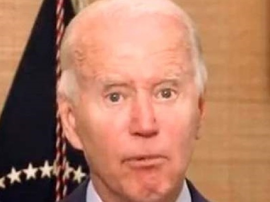 Подолгу немигающий Байден перепугал американцев