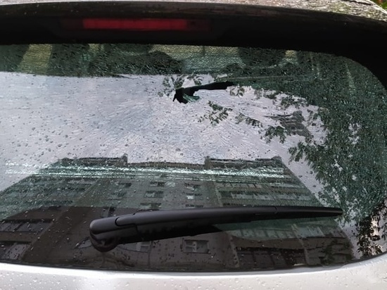 В Твери неизвестный разбил стекло припаркованного автомобиля