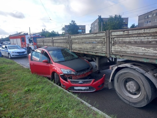 Два пассажира пострадали при столкновении грузовика и автобуса в Череповце